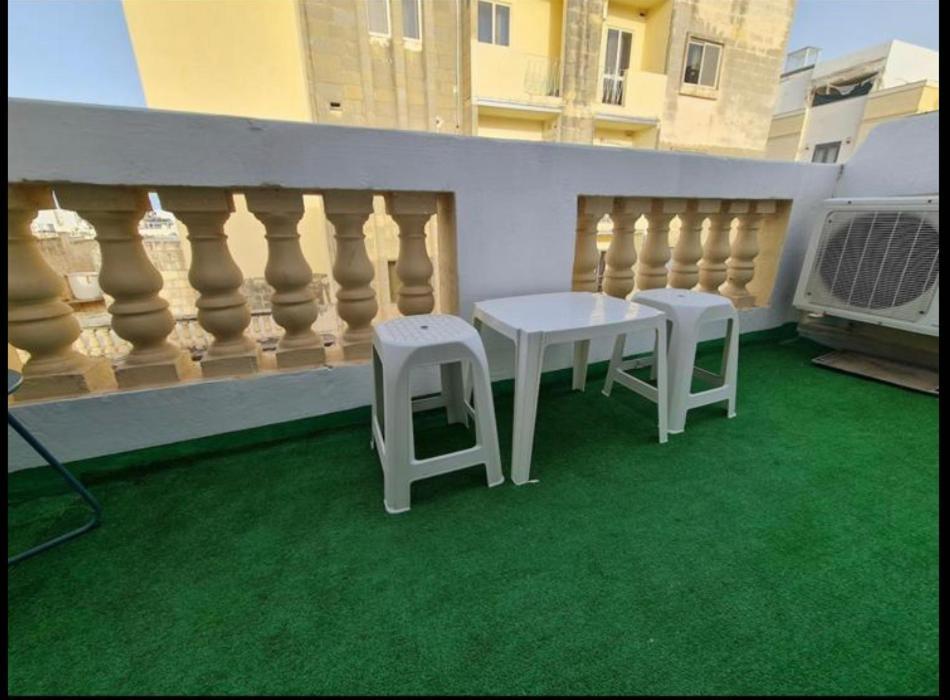 Room 6- Private Room With Private Terrace, Private Bathroom, Ac And Wifi Sliema Eksteriør billede