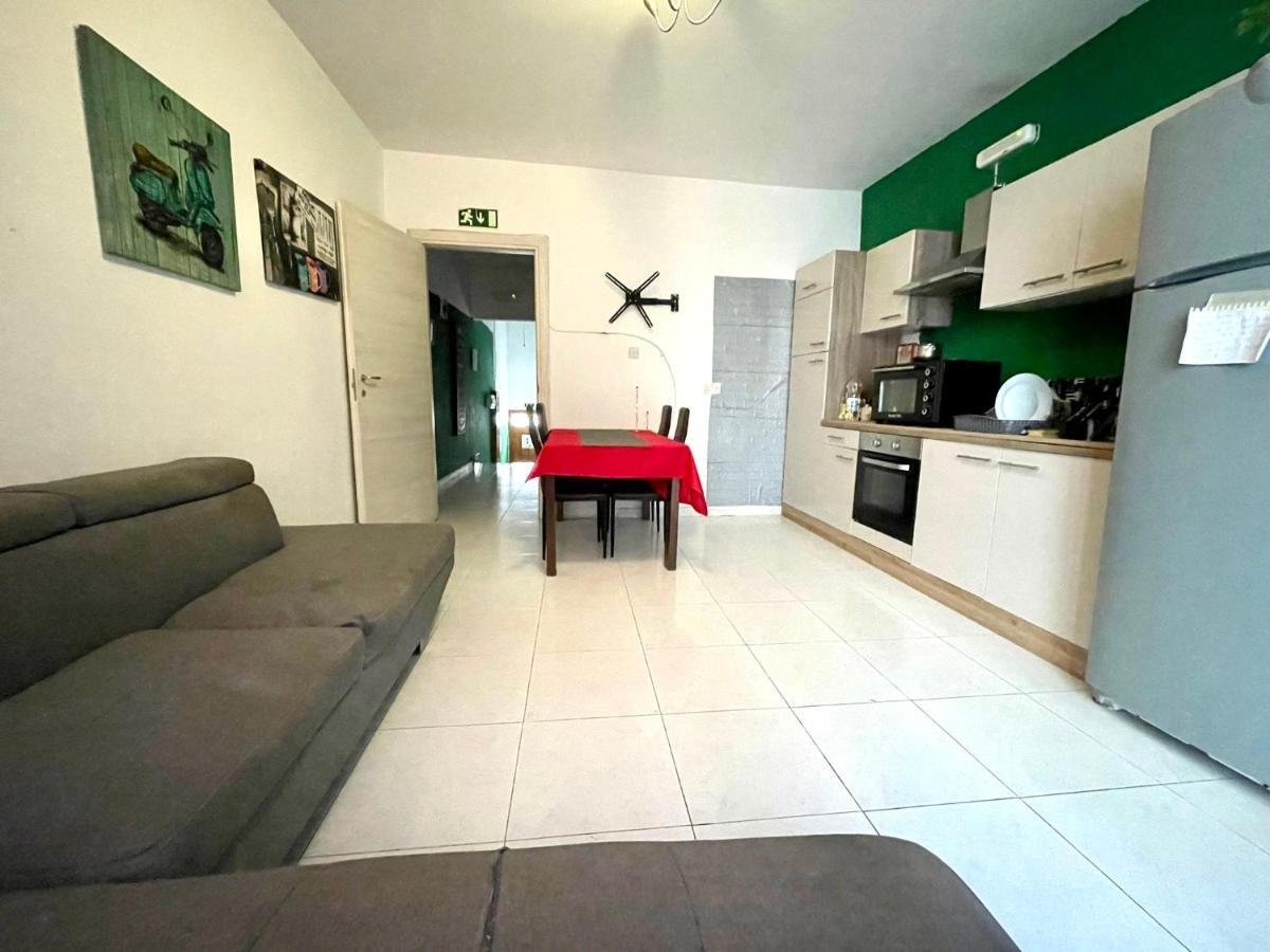 Room 6- Private Room With Private Terrace, Private Bathroom, Ac And Wifi Sliema Eksteriør billede